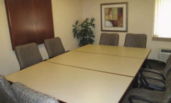 La Quinta Inn & Suites by Wyndham Cleveland - Airport North