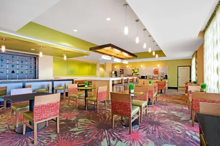 La Quinta Inn & Suites by Wyndham Pecos Отели в г. Пекос