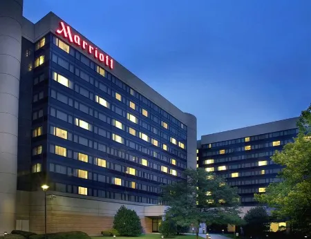 Newark Liberty International Airport Marriott Отели рядом с достопримечательностью «J&L Parking»