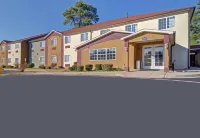 HomeTown Inn & Suites