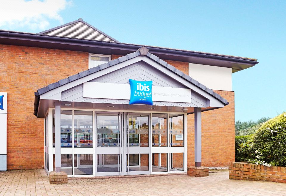 Warrington Motel, J20 M6 Lymm Services - Housity
