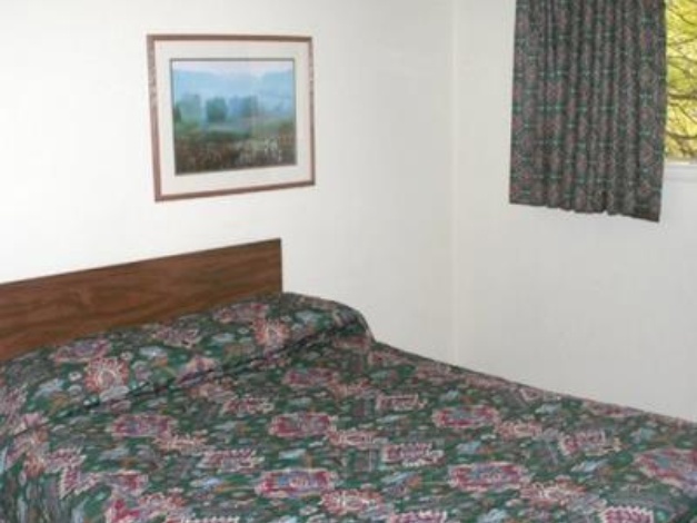 Oaktree Inn and Suites