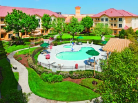 La Quinta Inn & Suites by Wyndham Dallas DFW Airport North Hotels in Irving