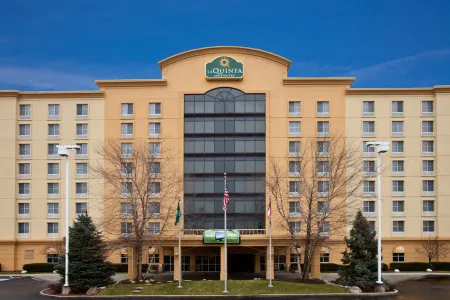 La Quinta Inn & Suites by Wyndham Cincinnati Sharonville Отели рядом с достопримечательностью «Уинтон Вудс»