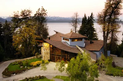 Design Suites Bariloche Hotel dekat Colonia Suiza