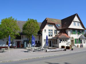 Hotel "Cafe Verkehrt" - Wellcome Motorbiker, Berufsleute Und Reisende im Schwarzwald