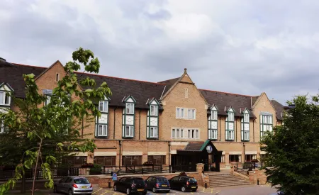 Village Hotel Leeds North Отели рядом с достопримечательностью «Университет Лидс Тринити»