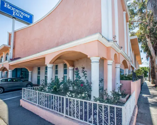 Rodeway Inn Near Melrose Ave Hotels near Paramount Studios