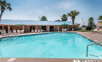 Quality Inn Hinesville - Fort Stewart Area, Kitchenette Rooms - Pool - Guest Laundry