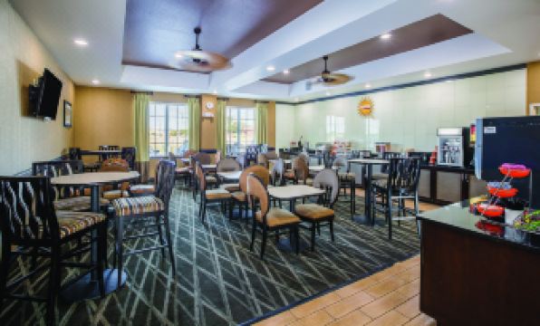 La Quinta Inn & Suites by Wyndham Ft. Worth - Forest Hill TX