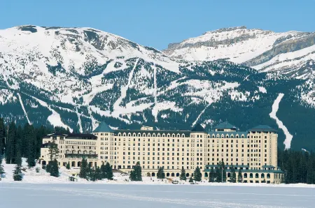 Fairmont Château Lake Louise Отели рядом с достопримечательностью «Луиз»