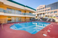 โร้ดเวย์ อินน์ แอนด์ สวีทส์ เซาท์ ออฟ เฟียสตา พาร์ค