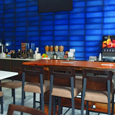 La Quinta Inn & Suites by Wyndham Baltimore Downtown Отели рядом с достопримечательностью «Уолтерс Арт Музеум»