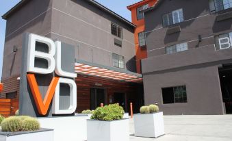 Blvd Hotel & Suites