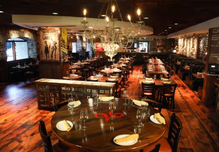 Courtyard Chicago Downtown/River North Отели рядом с достопримечательностью «Трибьюн-Тауэр»