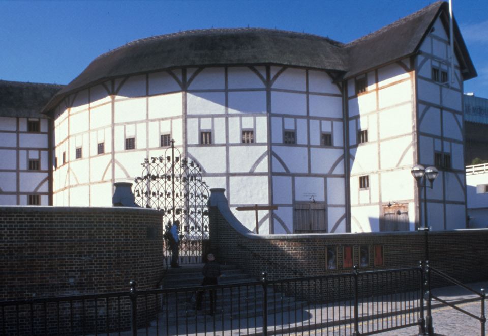 메리어트 이그제큐티브 아파트먼트의 넓고 편안한 거실 공간