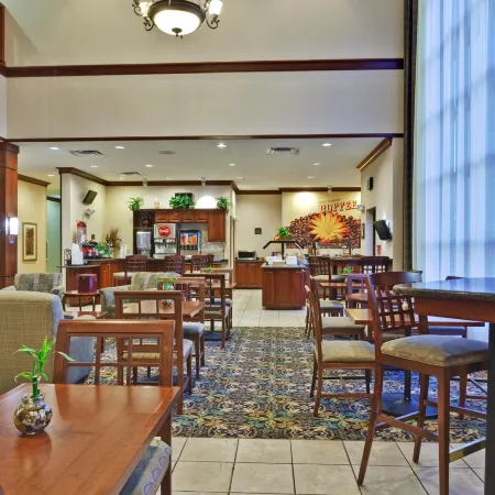 Staybridge Suites ROCHESTER UNIVERSITY by IHG Отели рядом с достопримечательностью «Планетарий Страсенбург»