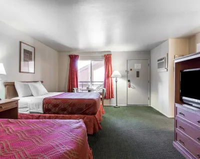 Econo Lodge Inn & Suites