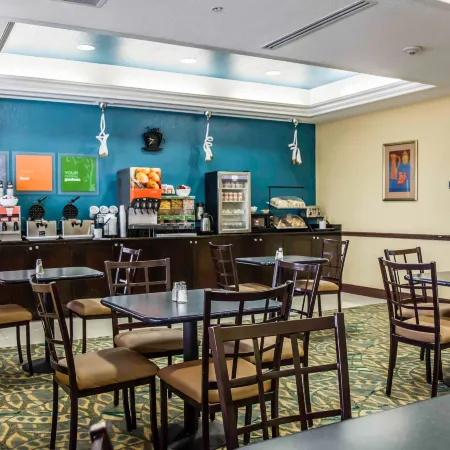 Comfort Inn & Suites Northeast - Gateway