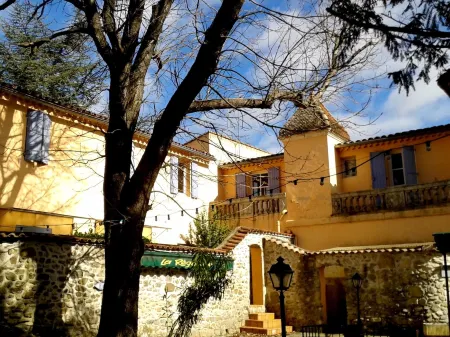 Logis Hotel Restaurant le Domaine de la Régalière Отели в г. Торнак