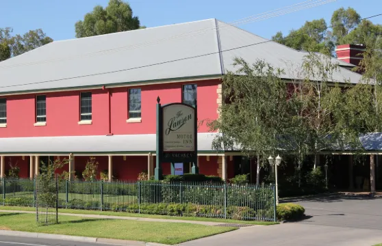 勞森河濱套房酒店