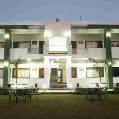 Hotel Whistling Greens Hotel Exterior