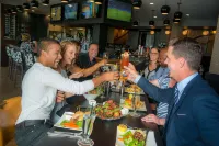 Applause Hotel Calgary Airport by Clique - bar