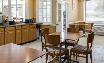 Rodeway Inn Colonial Heights I-95 - Housity