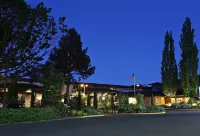 Valley River Inn Hotel dekat Peterson Hall