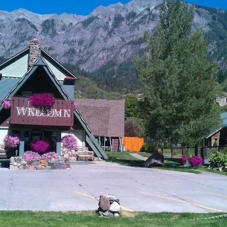Twin Peaks Lodge & Hot Springs