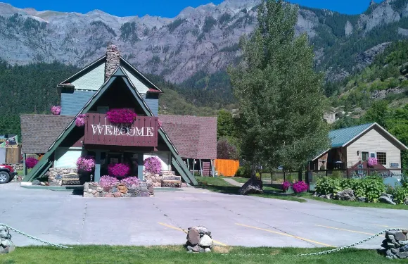 雙峯小屋及温泉