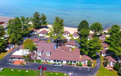 Beach House Lakeside Cottages فنادق في Mackinaw Township