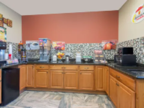 Super 8 by Wyndham Youngstown/Austintown Hotels in Austintown