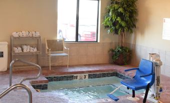 Holiday Inn Express & Suites Pratt