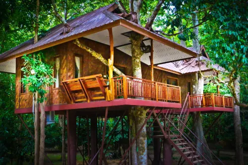 Baan Khaosok Resort Hotels in Phanom