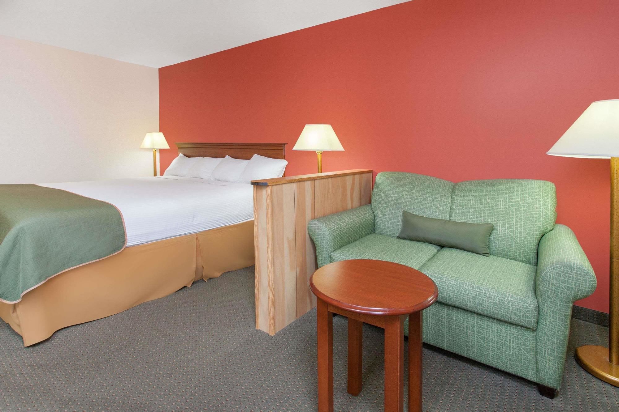 Days Inn & Suites by Wyndham Mt Pleasant