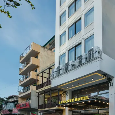 La Sante Hotel & Spa Отели рядом с достопримечательностью «Озеро Truc Back»
