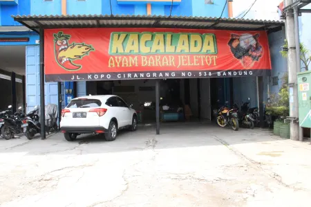 Intech Hostel Отели рядом с достопримечательностью «Jalan Pasar Induk Caringin»