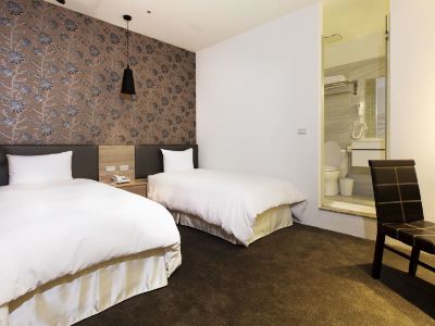 Queen Hotel II