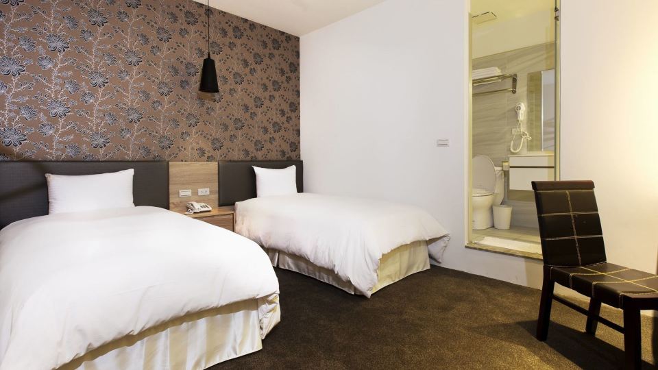 Queen Hotel II