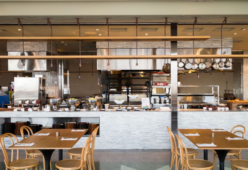 타이베이 101 야경이 보이는 암바 타이베이 송산 객실 내부