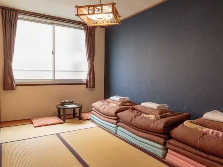 J-Hoppers Hiroshima Guesthouse Отели рядом со станцией JR Shin-Inokuchi Station