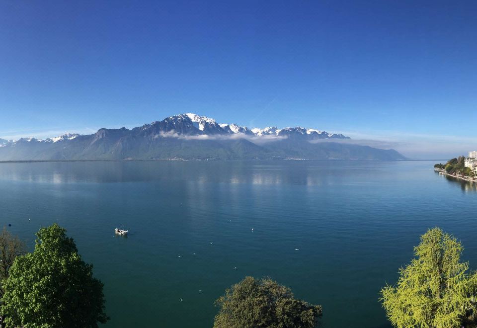 로열 플라자 몽트뢰 & 스파의 제네바 호수 전망 발코니