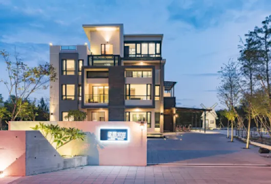 Follow the Cloud B&B Hotels in 