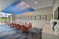 Holiday Inn Express & Suites FOND DU LAC by IHG - parking