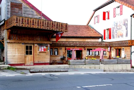 Logis hôtel Arbez Franco Suisse Отели в г. Сен-Лоран-ан-Гранво