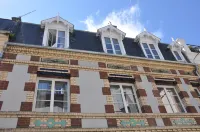 Les 2 Villas Hotels near L Instant Fromages