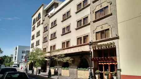 Hotel de Mendoza Отели рядом с достопримечательностью «Госпиталь Кабаньяс»