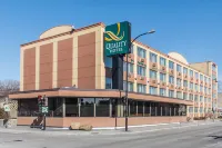 ラマダ プラザ バイ ウィンダム モントリオール Centre for Structural and Functional Genomics周辺のホテル