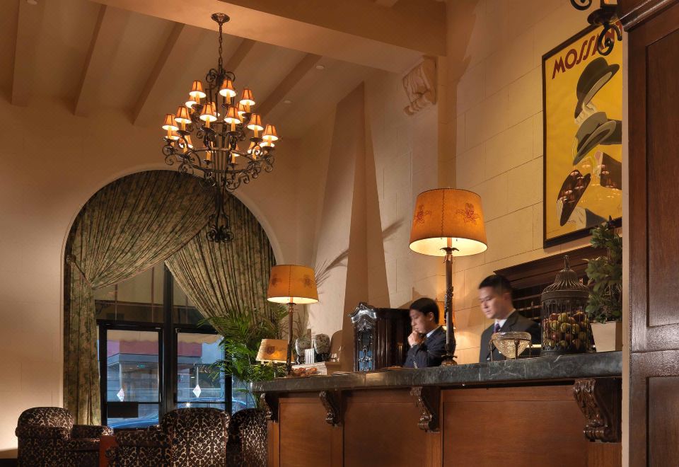 켄싱턴 파크 호텔 로비의 고풍스러운 분위기